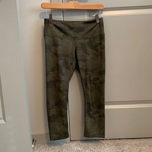 Camo Lululemon Wunder Under Capris - Size 6